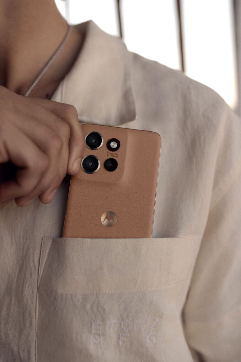 MOTOROLA ES LA PRIMERA Y ÚNICA MARCA EN CREAR SMARTPHONES EN EL ELEGANTE COLOR DEL AÑO 2025, PANTONE 17-1230 MOCHA MOUSSE