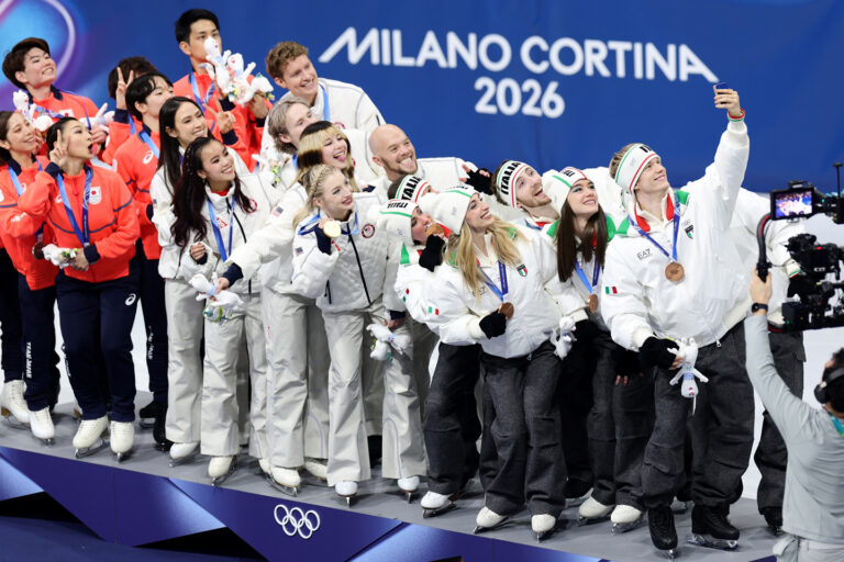 Selfie de la victoria: un momento icónico en el podio (y cultural) comienza su nuevo capítulo en Milano Cortina 2026