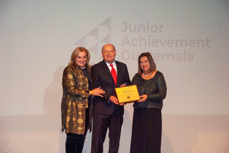 IGA reconoce a Junior Achievement Guatemala por su impacto en más de 1 millón de jóvenes