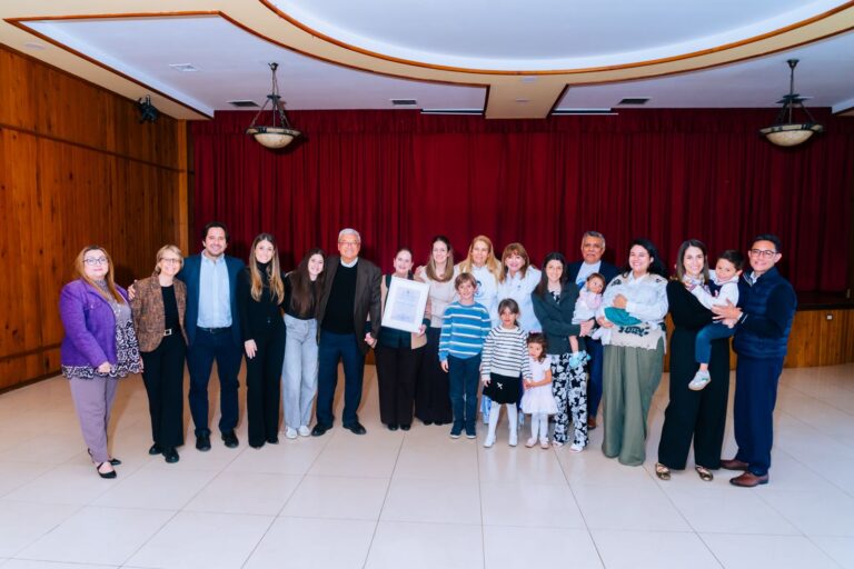 La Pepita Editorial entregó el reconocimiento “Una obra que marca historia” a María Elena Schlesinger por su libro Memorias de un conejo