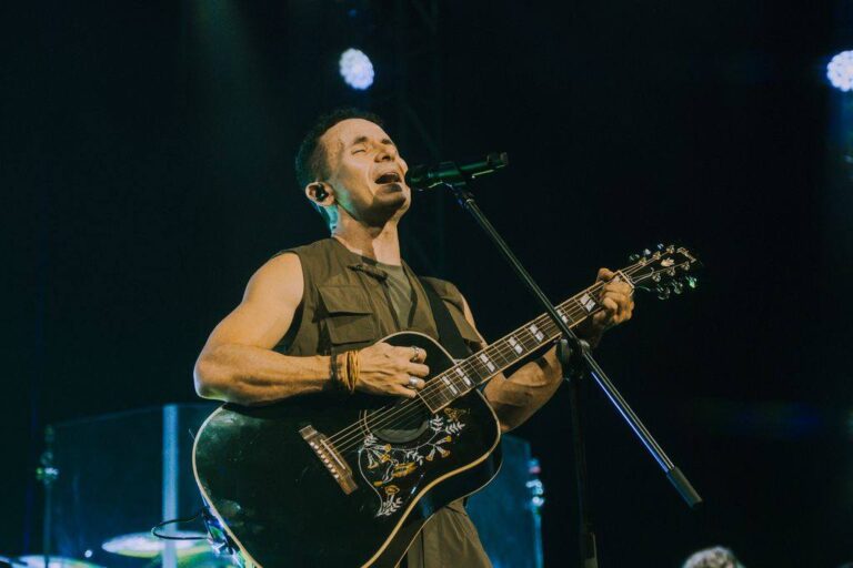 FONSECACONVIERTE SU ÉXITO “POR TODA LA VIDA”EN UNA PROMESA ETERNA DESDE ELESCENARIO